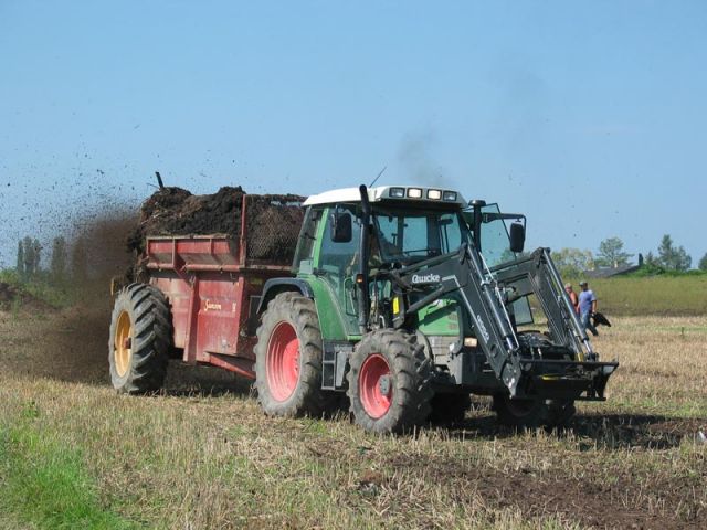 Epandage du compost dans les champs